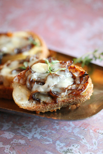 Crostini with White Cheddar, Apples and Onion